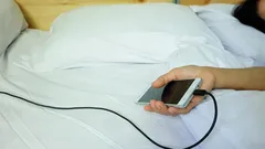 Mnozí to dělají každou noc: Kde se smartphone rozhodně nesmí nabíjet