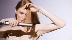 Jak správně žehlit vlasy: 10 osvědčených tipů od hvězdného stylisty