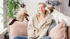 Co cítí kočky a psi? Mýty a pravda o psychologii domácích mazlíčků