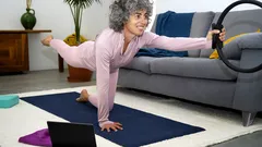 5 ideálních cviků pro lidi po padesátce: Stačí jen 10 minut denně