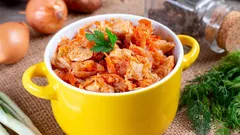 Jak dusit zelí bez námahy: 3 nejchutnější recepty krok za krokem