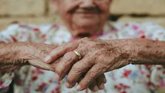 Laskavost, nebo důvěřivost: Proč jsou senioři vlídnější než mladí lidé?